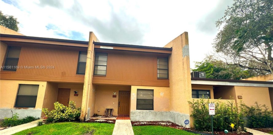 Townhouse in Pembroke Pines, Florida 3 bedrooms, 136.75 sq.m. № 1095155