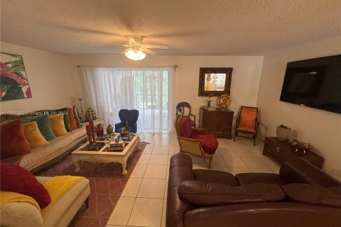 Touwnhouse à vendre à Pembroke Pines, Floride: 3 chambres, 136.75 m2 № 1095155 - photo 9