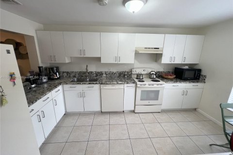 Townhouse in Pembroke Pines, Florida 3 bedrooms, 136.75 sq.m. № 1095155 - photo 4
