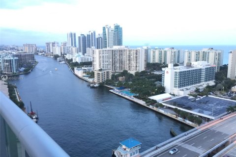 Condominio en alquiler en Hallandale Beach, Florida, 3 dormitorios № 19402 - foto 3