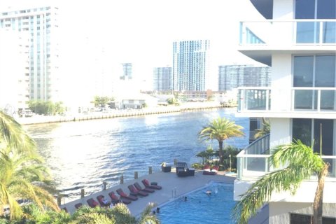 Condominio en alquiler en Hallandale Beach, Florida, 3 dormitorios № 19402 - foto 5