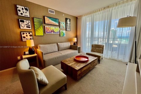 Condominio en alquiler en Hollywood, Florida, 2 dormitorios, 104.89 m2 № 19399 - foto 1