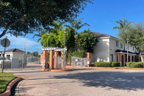 Adosado en venta en Miami Gardens, Florida, 2 dormitorios, 105.91 m2 № 1293152 - foto 1