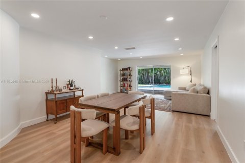 Casa en venta en Miami, Florida, 5 dormitorios, 246.56 m2 № 1242169 - foto 8