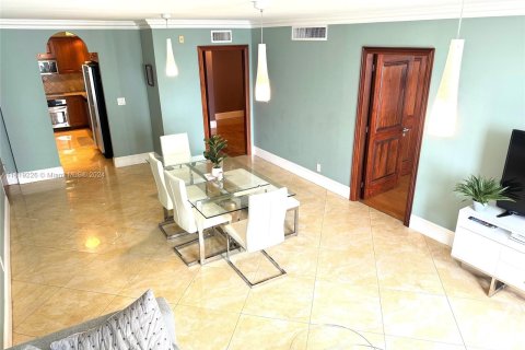 Condo in Hollywood, Florida, 2 bedrooms  № 1242223 - photo 11