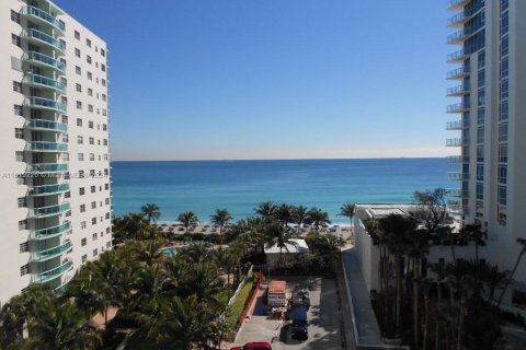 Condo in Hollywood, Florida, 2 bedrooms  № 1242223 - photo 4