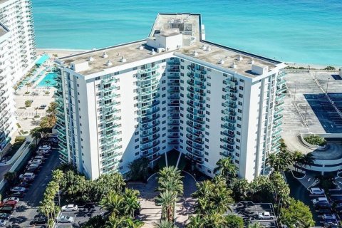 Copropriété à vendre à Hollywood, Floride: 2 chambres, 108.97 m2 № 1242223 - photo 1