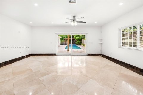 House in Miami, Florida 3 bedrooms, 267.47 sq.m. № 1184510 - photo 14