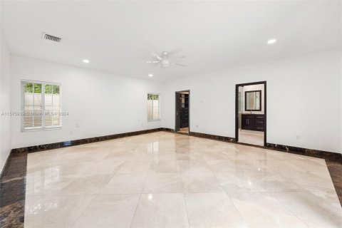 House in Miami, Florida 3 bedrooms, 267.47 sq.m. № 1184510 - photo 23