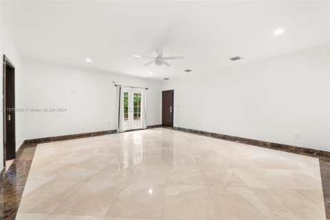 House in Miami, Florida 3 bedrooms, 267.47 sq.m. № 1184510 - photo 24