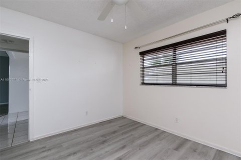 Condo in Margate, Florida, 2 bedrooms  № 1370577 - photo 15