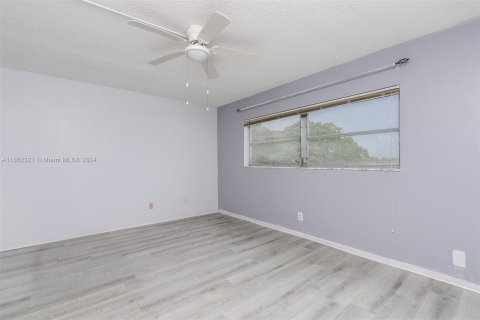 Condo in Margate, Florida, 2 bedrooms  № 1370577 - photo 11