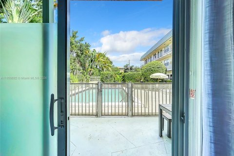 Condo in Miami, Florida, 1 bedroom  № 1370674 - photo 15