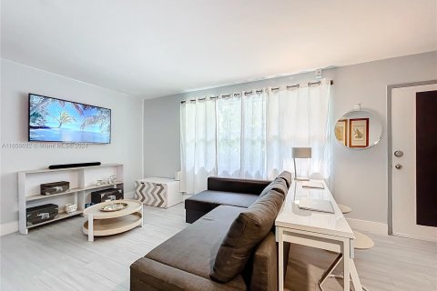 Condo in Miami, Florida, 1 bedroom  № 1370674 - photo 4