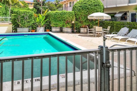 Condo in Miami, Florida, 1 bedroom  № 1370674 - photo 21