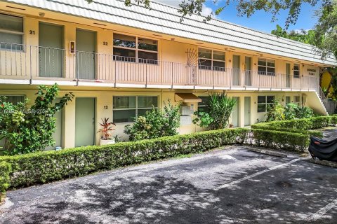 Condo in Miami, Florida, 1 bedroom  № 1370674 - photo 25