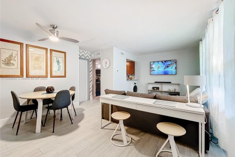 Condo in Miami, Florida, 1 bedroom  № 1370674 - photo 1