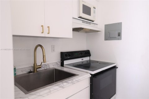 Condo in Miami Beach, Florida, 1 bedroom  № 1370576 - photo 5