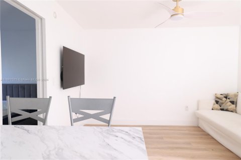 Condo in Miami Beach, Florida, 1 bedroom  № 1370576 - photo 6