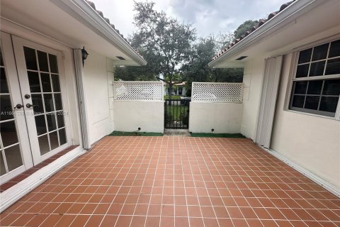 House in Coral Gables, Florida 3 bedrooms, 193.42 sq.m. № 1375471 - photo 23