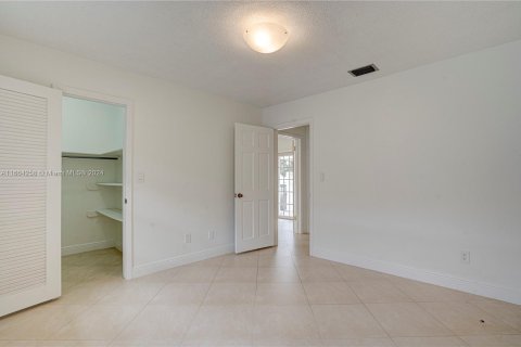 House in Coral Gables, Florida 3 bedrooms, 193.42 sq.m. № 1375471 - photo 29