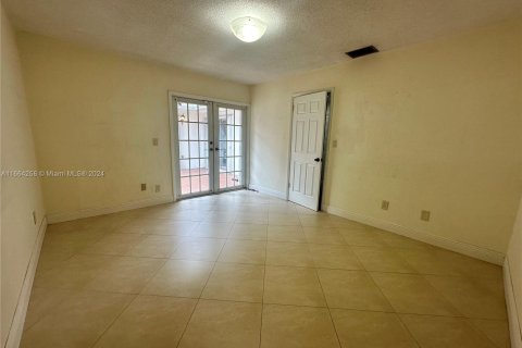 House in Coral Gables, Florida 3 bedrooms, 193.42 sq.m. № 1375471 - photo 17