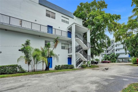 Condo in Plantation, Florida, 2 bedrooms  № 1375438 - photo 3