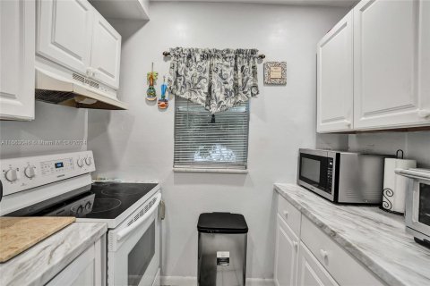 Condo in Plantation, Florida, 2 bedrooms  № 1375438 - photo 12