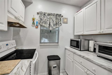 Condo in Plantation, Florida, 2 bedrooms  № 1375438 - photo 11