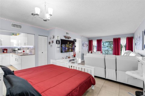 Condo in Hialeah, Florida, 1 bedroom  № 981192 - photo 20
