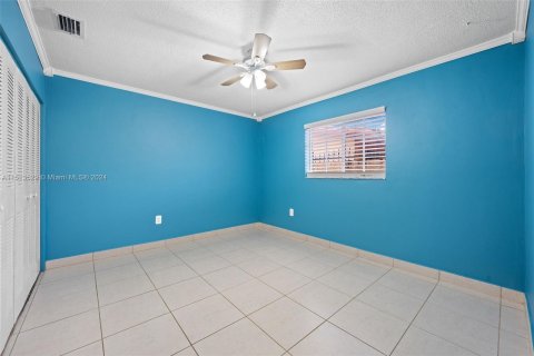 House in Miami, Florida 4 bedrooms, 164.44 sq.m. № 944730 - photo 22