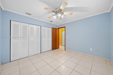 House in Miami, Florida 4 bedrooms, 164.44 sq.m. № 944730 - photo 25