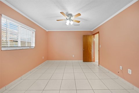 House in Miami, Florida 4 bedrooms, 164.44 sq.m. № 944730 - photo 19