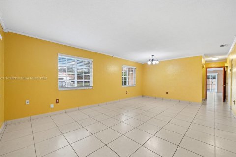 House in Miami, Florida 4 bedrooms, 164.44 sq.m. № 944730 - photo 7