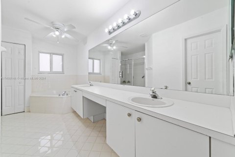 Casa en venta en Miami, Florida, 4 dormitorios, 233.65 m2 № 1291340 - foto 8