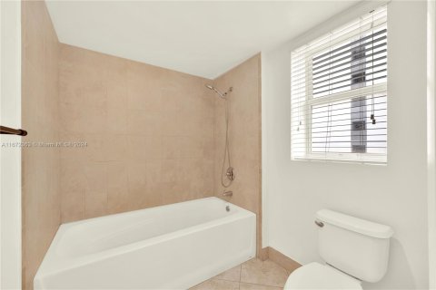 Condo in Miami, Florida, 1 bedroom  № 1394846 - photo 17