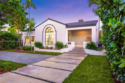 House in Miami Beach, Florida 5 bedrooms, 248.98 sq.m. № 1394886 - photo 2