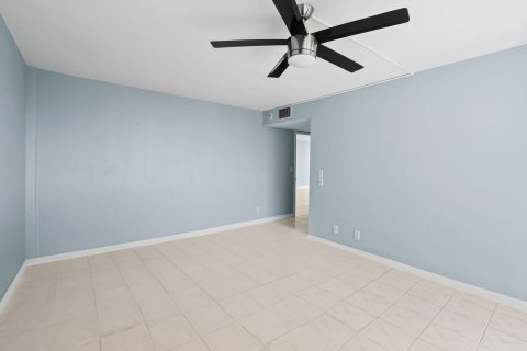 Condo in West Palm Beach, Florida, 2 bedrooms  № 1099038 - photo 14