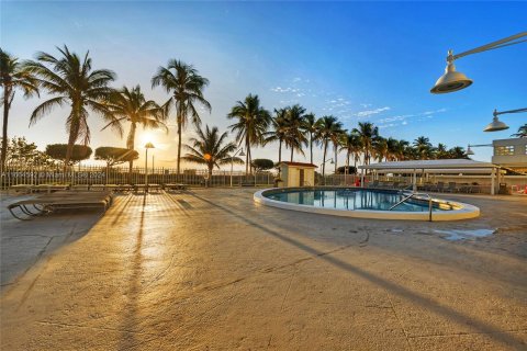 Condo in Miami Beach, Florida, 1 bedroom  № 1377242 - photo 17