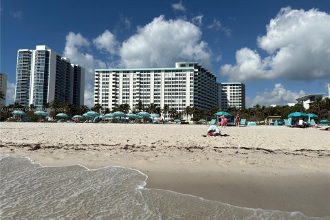 Condo in Miami Beach, Florida, 1 bedroom  № 1377242 - photo 19