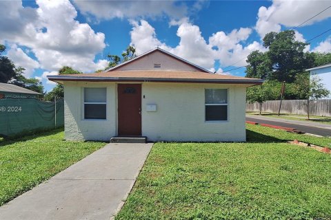 House in Pompano Beach, Florida 3 bedrooms, 76.92 sq.m. № 1377244 - photo 1