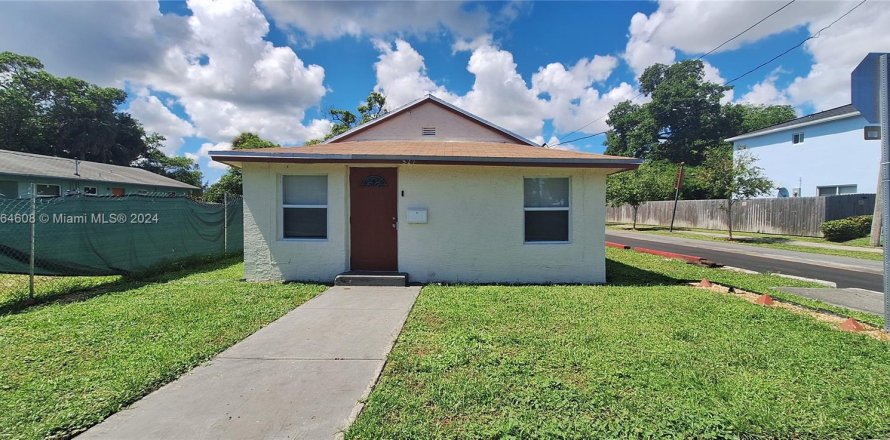 House in Pompano Beach, Florida 3 bedrooms, 76.92 sq.m. № 1377244