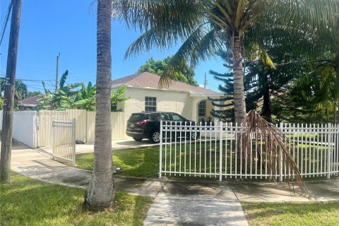 House in Miami, Florida 3 bedrooms, 120.22 sq.m. № 1377243 - photo 1