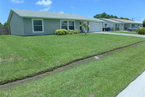 House in Palm Bay, Florida 3 bedrooms, 116.78 sq.m. № 1396511 - photo 2