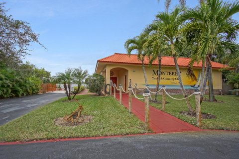 Condo in Stuart, Florida, 1 bedroom  № 939002 - photo 3