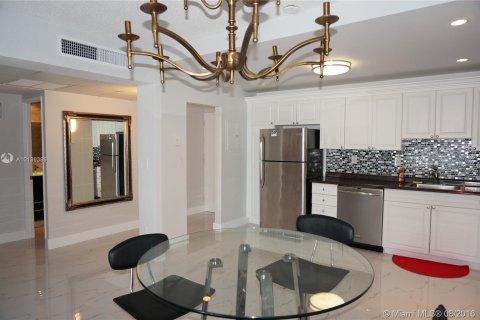 Condominio en alquiler en Sunny Isles Beach, Florida, 1 dormitorio, 93.37 m2 № 5011 - foto 1