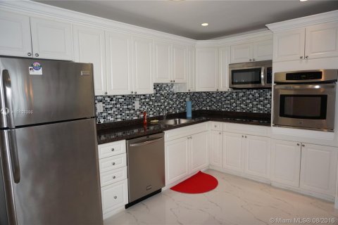 Condominio en alquiler en Sunny Isles Beach, Florida, 1 dormitorio, 93.37 m2 № 5011 - foto 3