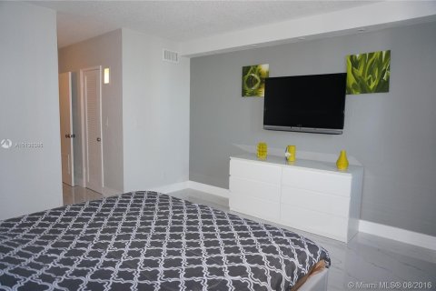 Condominio en alquiler en Sunny Isles Beach, Florida, 1 dormitorio, 93.37 m2 № 5011 - foto 17