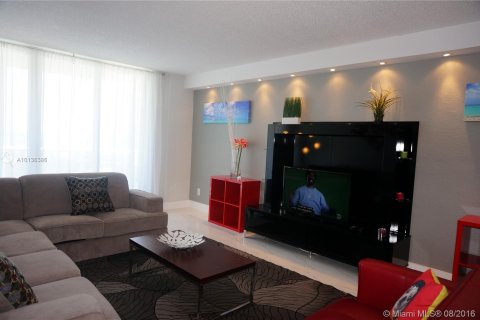 Condominio en alquiler en Sunny Isles Beach, Florida, 1 dormitorio, 93.37 m2 № 5011 - foto 5