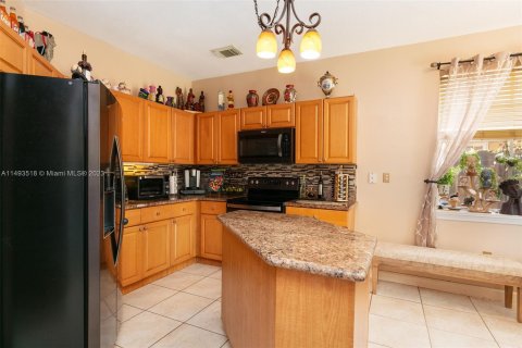 House in Miami, Florida 5 bedrooms, 261.71 sq.m. № 863292 - photo 13